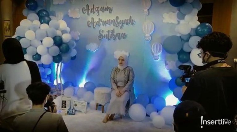 Potret Acara Tasyakuran Akikah Baby Adzam Anak Sule & Nathalie Holscher Sule dan Nathalie Holscher baru saja menggelar acara akikah putra mereka yang baru lahir, Adzam Ardiansyah Sutisna. Yuk intip!