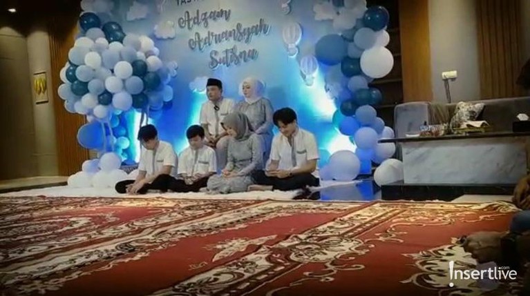 Sule dan Nathalie Holscher baru saja menggelar acara akikah putra mereka yang baru lahir, Adzam Ardiansyah Sutisna. Yuk intip!