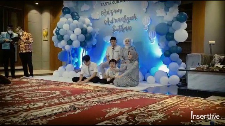 Potret Acara Tasyakuran Akikah Baby Adzam Anak Sule & Nathalie Holscher Sule dan Nathalie Holscher baru saja menggelar acara akikah putra mereka yang baru lahir, Adzam Ardiansyah Sutisna. Yuk intip!