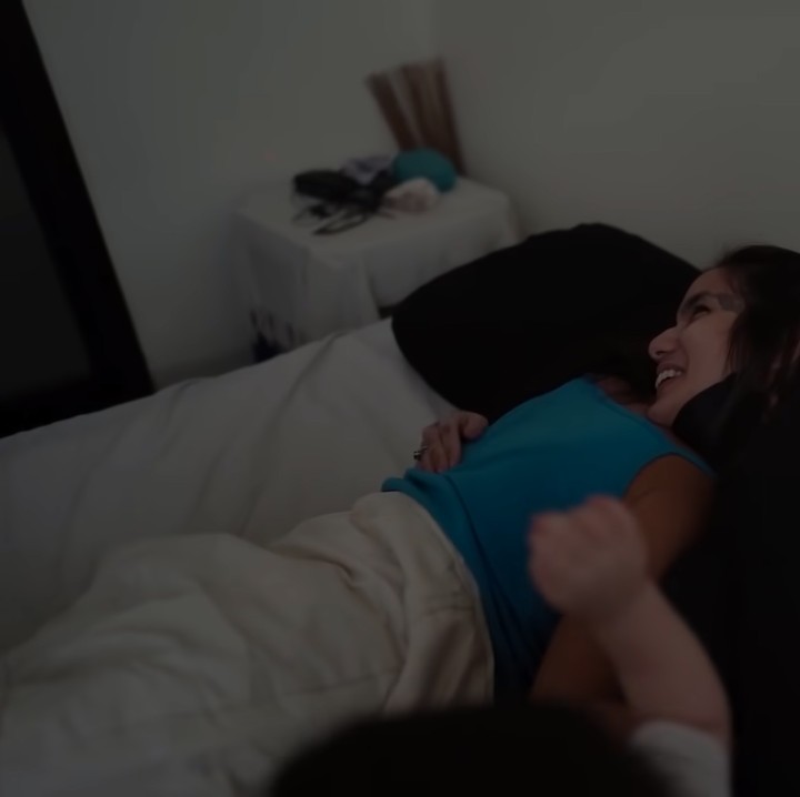 <p>Kejutan tersebut mereka lakukan dalam rangka merayakan Natal bersama. Sang ayah awalnya enggan membuka gerbang dan sang ibu sedang tidur. (Foto: YouTube: Sheila Marcia & AwesomeFam)</p>