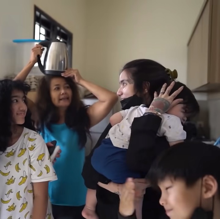 <p>Perjalanan selama 18 jam serta menyebrang pulau terbayar dengan senyum bahagia ibundanya. Sang ibu yang sedang tidur pun cukup kaget melihat kehadiran empat cucunya. (Foto: YouTube: Sheila Marcia & AwesomeFam)</p>