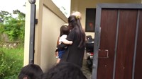 <p>Beberapa waktu yang lalu, Sheila Marcia bagikan momen kejutan untuk orang tuanya di Bali, Bunda. Ia diam-diam mengetuk gerbang rumah orang tuanya dan menyamar sebagai tamu. (Foto: YouTube: Sheila Marcia & AwesomeFam)</p>