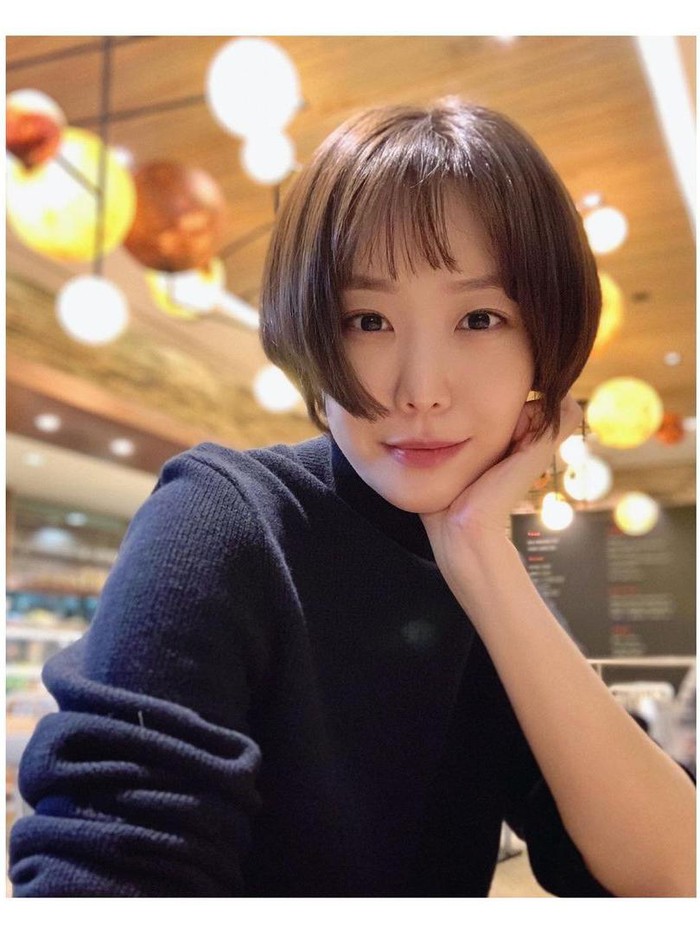 Artis senior yang juga pernah memenangkan Miss Lotte Pageant di tahun 1978 ini mewariskan bakat aktingnya pada sang putri. Yap, Cha merupakan ibu dari Cha Jae Hi yang membintangi drama My Secret Hotel./ Foto: instagram.com/jchacolate