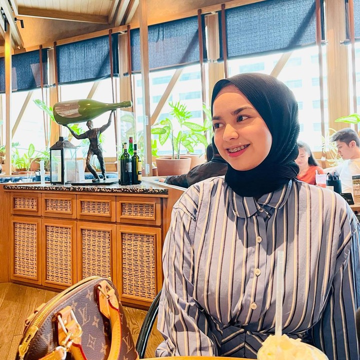 <p>Asri Faradila baru saja mengubah penampilannya dengan berhijab, lho. Ia tampil semakin cantik dengan mengenakan busana santun. (Foto: Instagram @asrifaradila)</p>