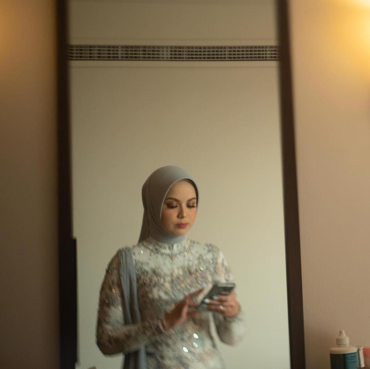 <p>Kabar tersebut membuat banyak orang terkejut. Pasalnya, sang aktor tak banyak mengumbar kehidupan asmara. Asri Faradila sontak menjadi sorotan. (Foto: Instagram @asrifaradila)</p>