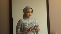 <p>Kabar tersebut membuat banyak orang terkejut. Pasalnya, sang aktor tak banyak mengumbar kehidupan asmara. Asri Faradila sontak menjadi sorotan. (Foto: Instagram @asrifaradila)</p>