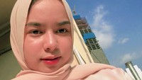 <p>Asri Faradila diketahui merupakan lulusan dari SMA Negeri 81 Jakarta. Baru berusia 18 tahun, penampilan Asri Faradila yang cantik kerap mencuri perhatian warganet. (Foto: Instagram @asrifaradila)</p>