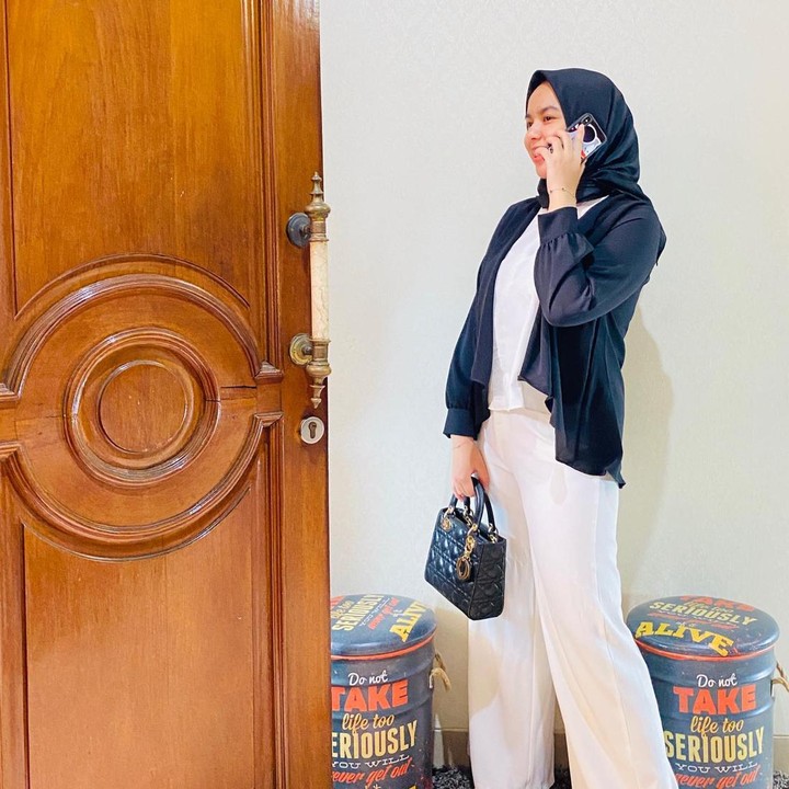 <p>Meski begitu, gayanya tetap terlihat modis nih. Perempuan asal Makassar ini hampir memiliki 17 ribu followers di Instagram. (Foto: Instagram @asrifaradila)</p>