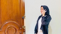 <p>Meski begitu, gayanya tetap terlihat modis nih. Perempuan asal Makassar ini hampir memiliki 17 ribu followers di Instagram. (Foto: Instagram @asrifaradila)</p>