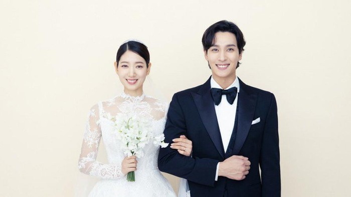 Sah Jadi Suami Istri, Simak Pernikahan Park Shin Hye dan Choi Tae Joon yang Romantis!