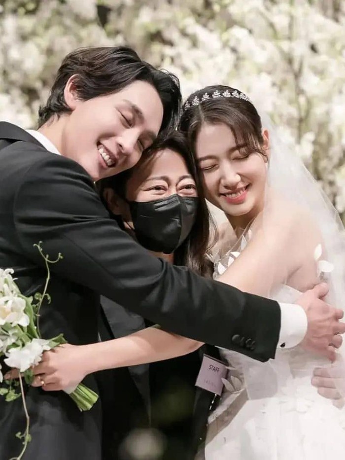 Di acara pemberkatan, Shin Hye memakai gaun pengantin koleksi musim semi 2022 Oscar de la Renta. Gaun tersebut terlihat melekat sempurna. Bahkan tak terlihat jika perut Shin Hye sudah membesar di tengah kehamilannya./ Foto: instagram.com/psh_ina