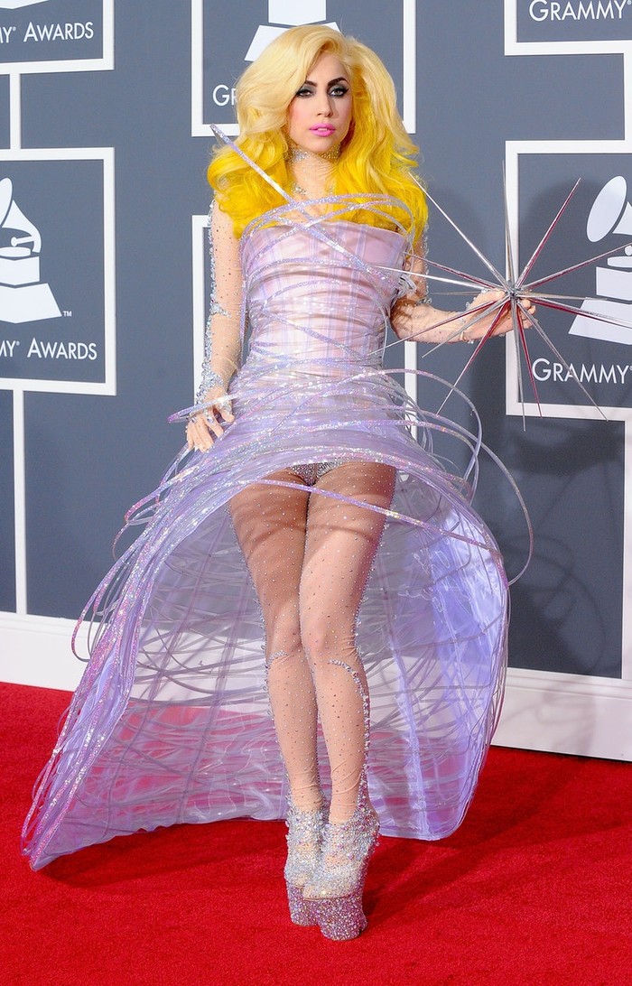 Di Grammy Awards ke-52 Gaga tampil mengenakan gaun Armani Privé yang bernuansa futuristik dan dirancang khusus untuknya/Foto: Getty Images