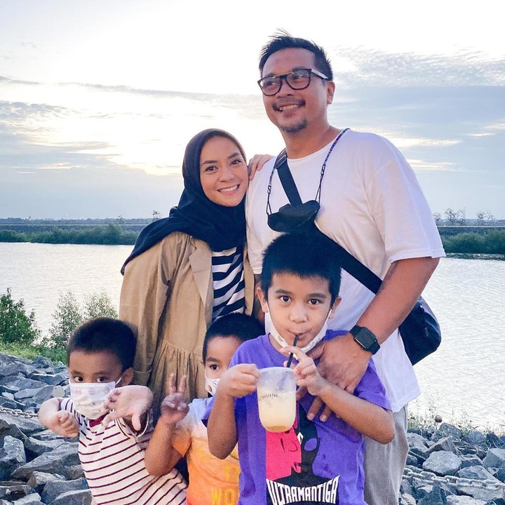 <p>Enno Lerian dan suaminya tak pernah lupa meluangkan waktu untuk anak-anak mereka. Pasangan ini kerap mengajak mereka berlibur di sela-sela kesibukan. (Foto: Instagram @ennolerian_)</p>