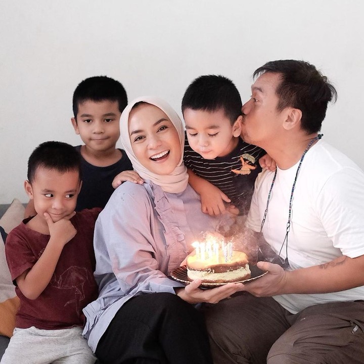 <p>Momen ulang tahun Enno yang ke-38 juga dilewatkan penuh suka cita bersama suami dan anak-anak. Semua sayang Bunda, nih! (Foto: Instagram @ennolerian_)</p>