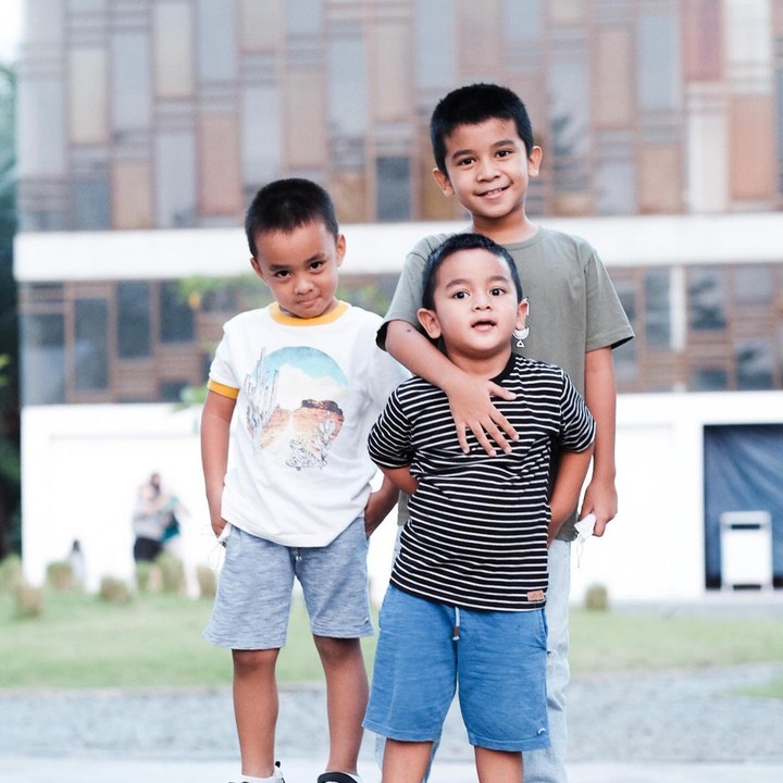 <p>Sementara itu, ketiga putra Enno Lerian dari pernikahannya dengan Priambodo juga sudah tumbuh besar. Mereka adalah Abimanyu, Nararya, dan Gema. (Foto: Instagram @ennolerian_)</p>