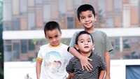<p>Sementara itu, ketiga putra Enno Lerian dari pernikahannya dengan Priambodo juga sudah tumbuh besar. Mereka adalah Abimanyu, Nararya, dan Gema. (Foto: Instagram @ennolerian_)</p>