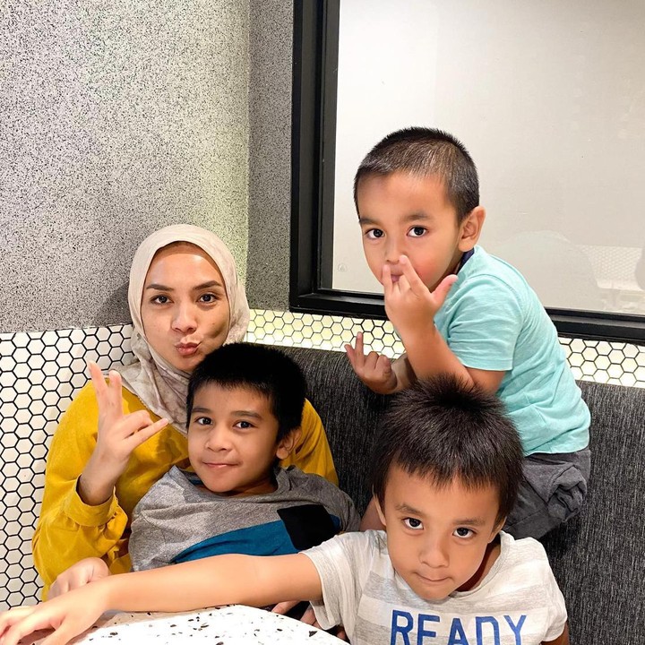 <p>Meski sibuk jadi Bunda 4 anak, Enno Lerian tetap aktif sebagai publik figur, penyiar, dan influencer, lho. Bunda tangguh nih! (Foto: Instagram @ennolerian_)</p>