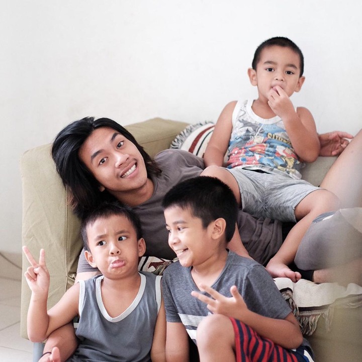 <p>Putra sulung Enno dari pernikahannya dengan Nayaka Untara, yaitu Bumi sudah berusia 19 tahun. Beranjak dewasa, putra sulung Enno yang satu ini tetap kompak dengan adik-adiknya meski jarang tersorot publik. (Foto: Instagram @ennolerian_)</p>