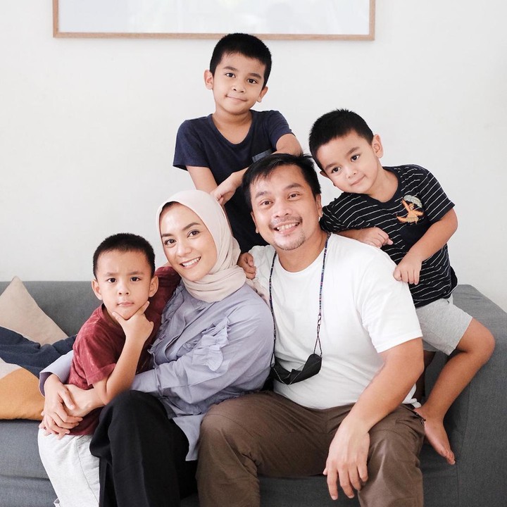 <p>Pernah menjadi penyanyi cilik, Enno Lerian kini telah menjadi seorang Bunda. Ia hidup bahagia di pernikahan keduanya bersama pengusaha bernama Priambodo Soesetyo. (Foto: Instagram @ennolerian_)</p>