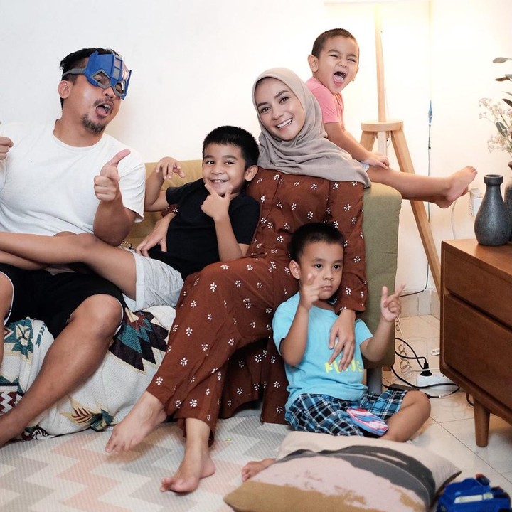 <p>Keseruan rumah tangga Enno dan Priambodo begitu terasa dengan kehadiran putra-putra mereka. (Foto: Instagram @ennolerian_)</p>