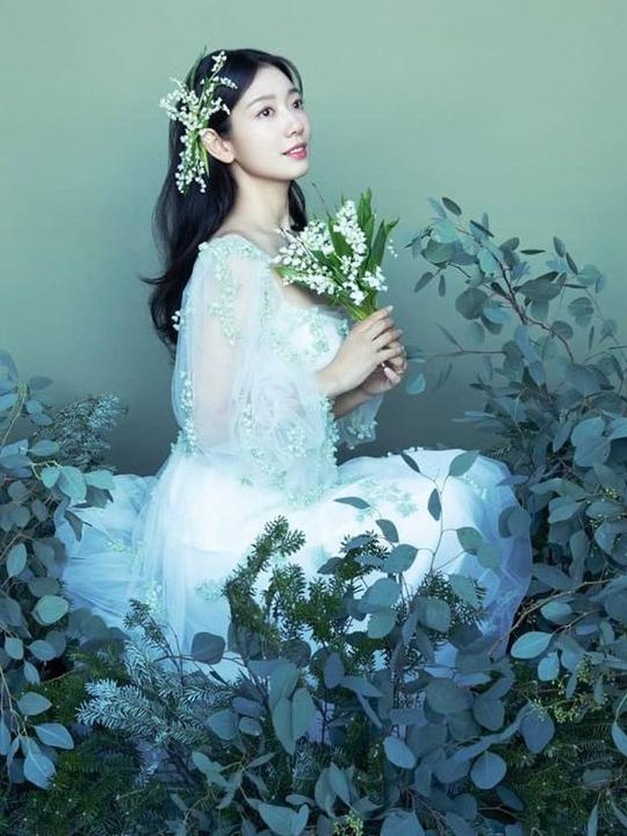 Foto pre-wedding lainnya, Shin Hye cantik bak bidadari turun dari kayangan. Calon ibu satu ini memakai gaun putih dengan tambahan payet bunga berwarna pastel mint. Terlihat elegan, bukan?/ Foto: instagram.com/salt_ent