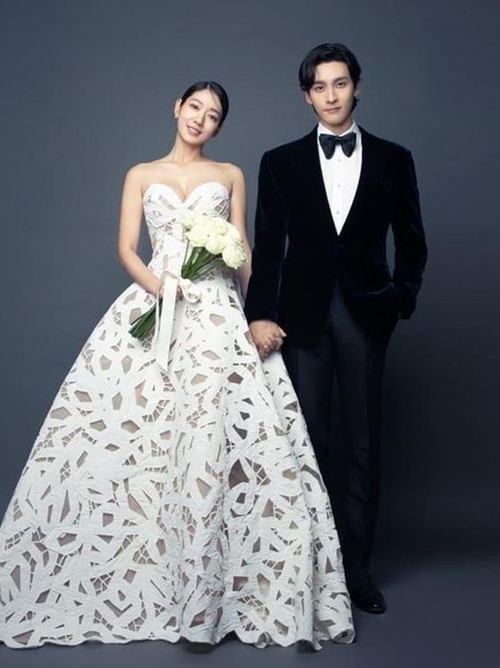 Gaun mewah yang dipakai Park Shin Hye saat foto prewedding dirancang oleh Monique Lhuillier dan Oscar De La Renta. Gaun tersebut didominasi warna putih yang memancarkan kesan elegan./ Foto: instagram.com/salt_ent