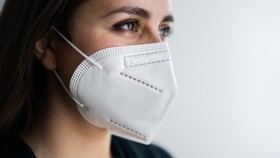 Studi: Kombinasi Masker Bedah dan Stocking Paling Kuat 'Saring' Virus