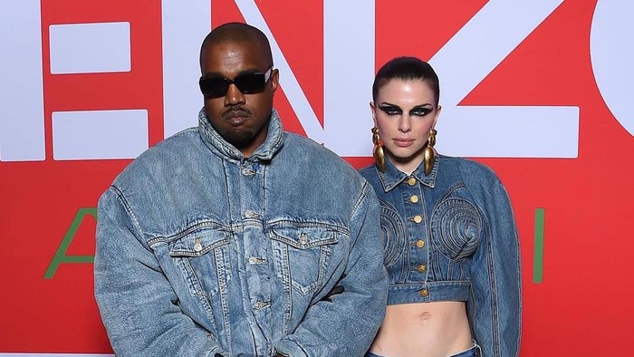 Heboh! Kanye West dan Julia Fox Pamer Kemesraan di Paris Fashion Week Menswear 2022