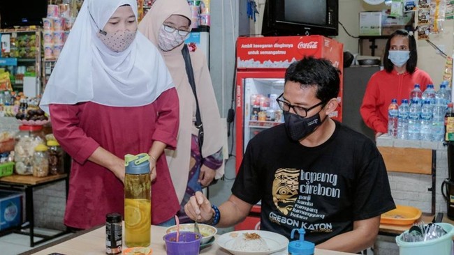 Rest Area KM 229 B (Kanci-Pejagan) bekerja sama dengan pelaku ekraf Kabupaten Cirebon, memamerkan produk ekonomi kreatif, juga dipamerkan seni rupa.