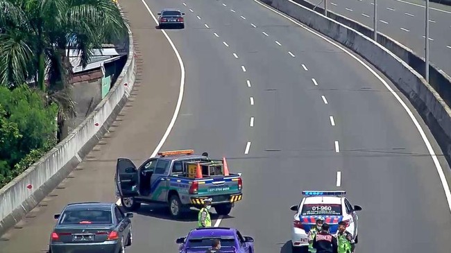 Rombongan tersebut sempat melakukan foto-foto di tengah perjalanannya hingga mengakibatkan kemacetan di Tol Andara, Jakarta Selatan.