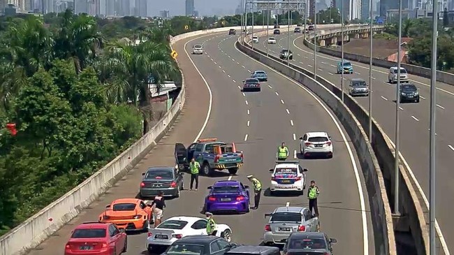 Kepala Satuan (Kasat) PJR Polda Metro Jaya, Kompol Sutikno mengatakan ada lebih dari 7 mobil mewah yang dibubarkan saat foto-foto di tol Andara.