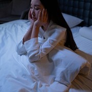 Dampak dari Sering Tidur dengan Kondisi TV Menyala, Sebaiknya Jangan Dilanjutkan Lagi Ya!