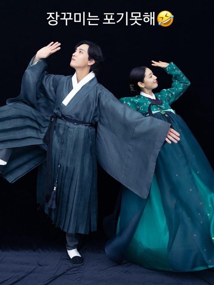 Lewat akun instagramnya, Shin Hye juga membagikan foto dengan sang suami memakai hanbok rancangan Houes of Lynn. Pakaian tradisional tersebut berwarna emerald green yang memberikan kesan kalem./ Foto: instagram.com/hanboklynn