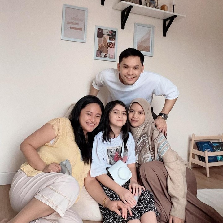 <p>Baru-baru ini, Nesyana Ayu Nabila mengunggah potret pertemuan mereka yang terbaru. istri Ben Kasyafani itu mengajak Marshanda berfoto bersama. (Foto: Instagram @nesyanabila)</p>