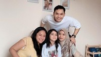 <p>Baru-baru ini, Nesyana Ayu Nabila mengunggah potret pertemuan mereka yang terbaru. istri Ben Kasyafani itu mengajak Marshanda berfoto bersama. (Foto: Instagram @nesyanabila)</p>