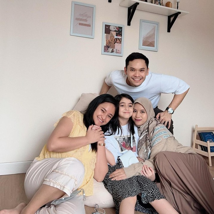 <p>Keharmonisan rumah tangga Ben dan Nesya bersama Marshanda tak pernah gagal membuat warganet terharu, Bunda. Ben dan Marshanda memang sepakat untuk melakukan <em>co-parenting</em> untuk membesarkan Sienna. (Foto: Instagram @nesyanabila)</p>