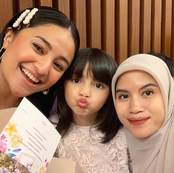 <p>Marshanda begitu menghargai ketulusan Nesya dalam merawat putri semata wayangnya. Ia selalu hadir di setiap kesempatan, termasuk ketika merayakan ulang tahun Nesya. (Foto: Instagram @marshanda99)</p>