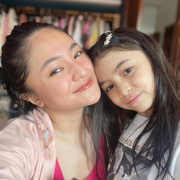 <p>Kedekatan Marshanda dan Sienna sering dibagikan di media sosial. Marshanda terlihat selalu melakukan aktivitas seru bersama buah hatinya ini. (Foto: Instagram @marshanda99)<br /><br /><br /></p>