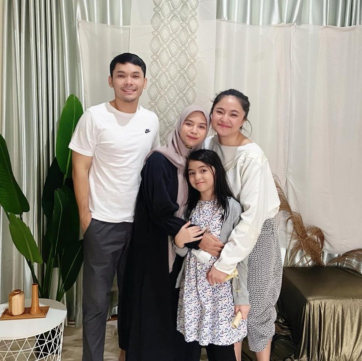 <p>Ben Kasyafani menikah dengan Nesya Ayu Nabila di 2016. Setelah menikah, istri Ben Kasyafani ini juga selalu terbuka dan menerima Marshanda kapan saja bila ingin mengunjungi Sienna. (Foto: Instagram @nesyanabila)</p>