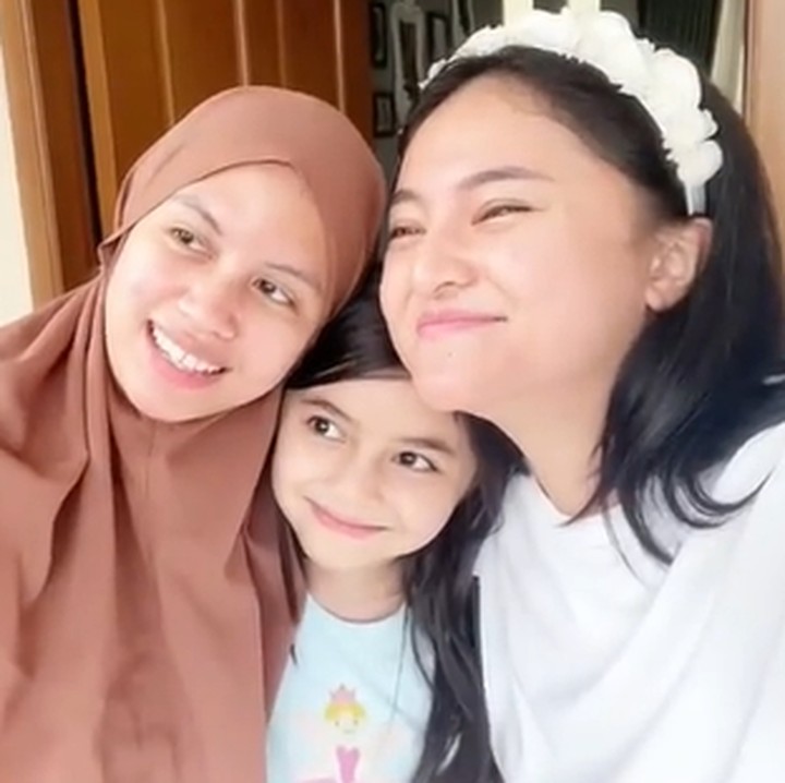 <p>Marshanda juga menjalin hubungan yang akrab dengan Nesya, istri Ben yang sekarang. Ia bahkan sempat membuat video perpisahan ketika akan pergi menjalani perawatan ke Amerika. (Foto: Instagram @marshanda99)</p>