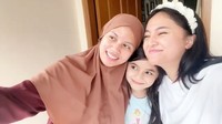 <p>Marshanda juga menjalin hubungan yang akrab dengan Nesya, istri Ben yang sekarang. Ia bahkan sempat membuat video perpisahan ketika akan pergi menjalani perawatan ke Amerika. (Foto: Instagram @marshanda99)</p>