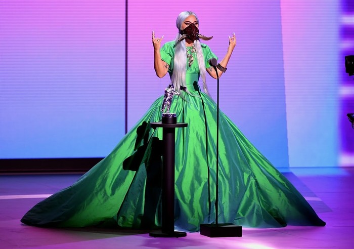 Menerima penghargaan VMA untuk kolaborasinya bersama Ariana Grande, Lady Gagay tampil elegan dan vibran mengenakan gaun dari Christopher John Rogers/Foto: Getty Images