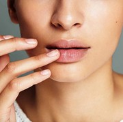 Cara yang Disetujui Ahli untuk Obati Hiperpigmentasi atau Bercak Gelap pada Bibir di Rumah