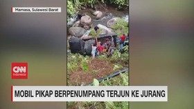 VIDEO: Mobil Pikap Berpenumpang Terjun Ke Jurang