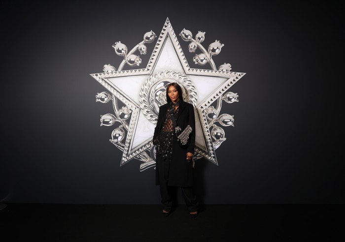 Naomi Campbell tampil bergaya boyish namun tetap seksi dan fierce saat menonton peragaan Dior Men. Foto: Getty Images For Dior/Victor Boyko