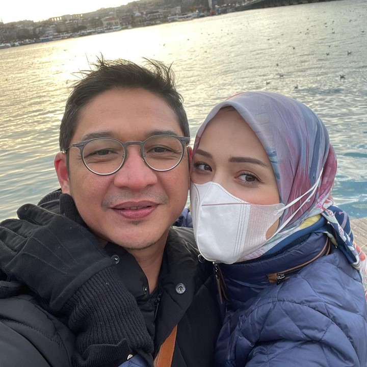 <p>Liburan Pasha dan Adelia kali ini terasa sangat romantis. Mereka berkeliling ibu kota dan menelusuri tempat-tempat ikonik seperti Istana Dolmabahce hingga Jembatan Istanbul. (Foto: Instagram @pashaungu_real01)</p>