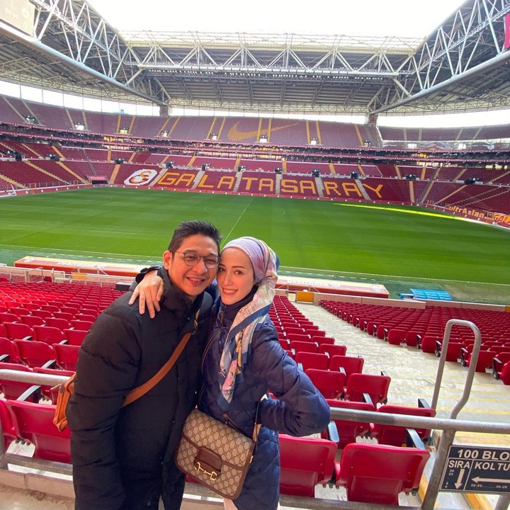 <p>Pasha dan Adelia juga tidak lupa berkunjung ke stadion tempat klub sepak bola Turki, Galatasaray berlatih. Pasangan yang menikah pada 2011 ini memang gemar mengikuti hal seputar olahraga, Bunda. (Foto: Instagram @adeliapasha)</p>