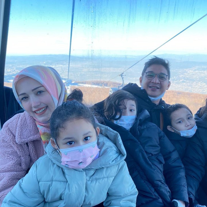<p>Enggak sendiri, Pasha dan Adelia juga membawa anak-anak mereka. Dewa, Sakha, Raja, dan Kayla tak ketinggalan menikmati momen liburan di Turki. (Foto: Instagram @adeliapasha)</p>