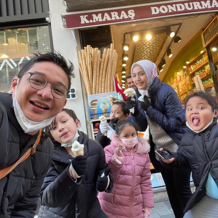 <p>Berlibur bersama anak tak mengurangi kebahagiaan pasangan ini. Pasha dan Adelia justru merasa semakin bersemangat. Tengok saja keseruan mereka ketika menikmati es krim di musim dingin. (Foto: Instagram @pashaungu_real01)</p>