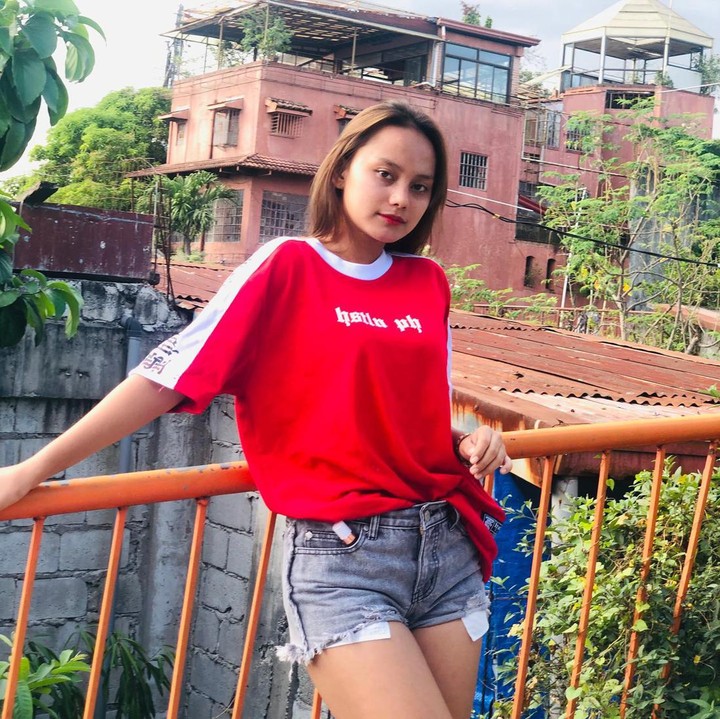 <p>Meski begitu, Rita tetap tampil sederhana di kehidupan sehari-harinya. Ia tetap terlihat simpel dengan padu padan busana santai. (Foto: Instagram @itsritagaviola)</p>